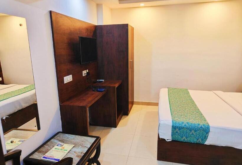 Krone A Family Hotel Near Igi Airport