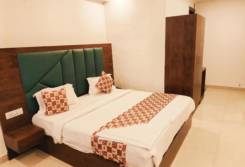 Krone A Family Hotel Near Igi Airport