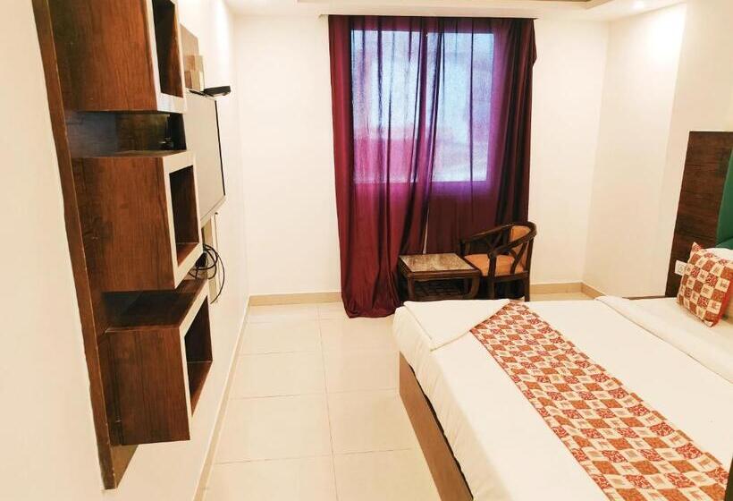 Krone A Family Hotel Near Igi Airport