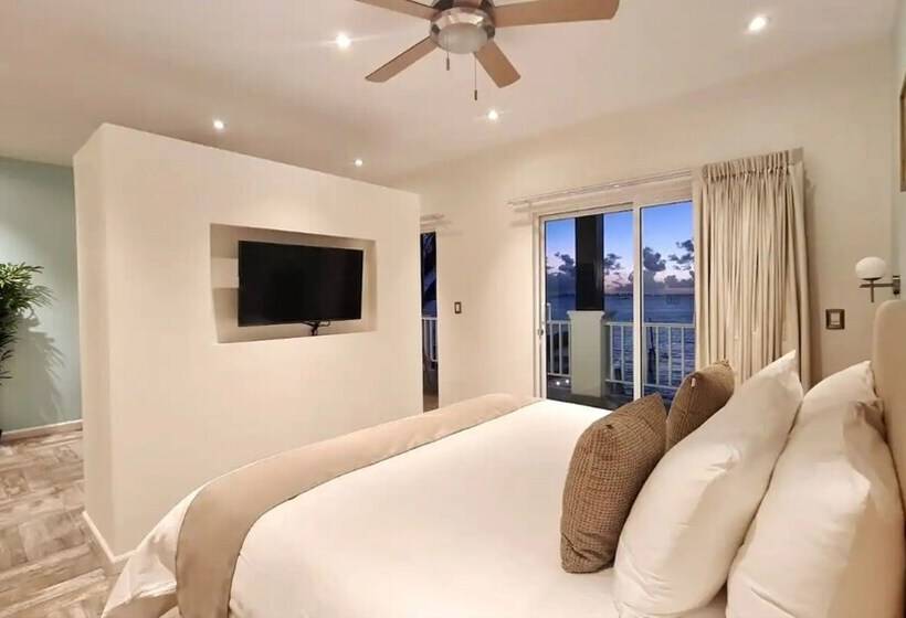 فندق Bartolome Oceanfront Suites