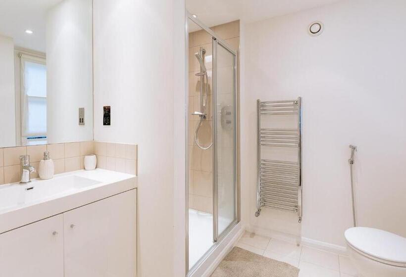 ホテル The Chapter Mayfair Residences