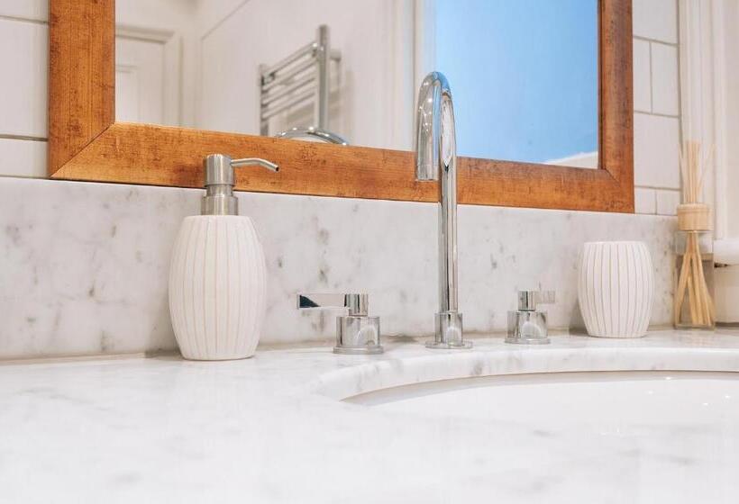 ホテル The Chapter Mayfair Residences