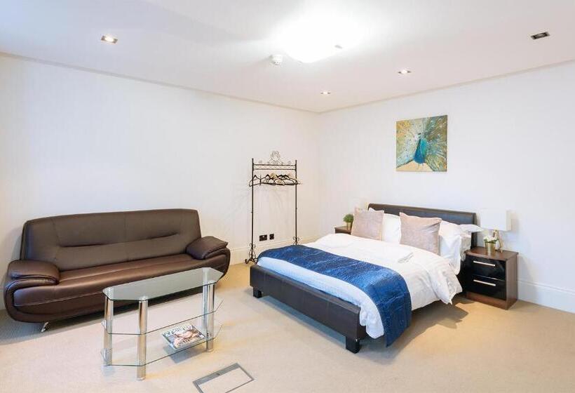 ホテル The Chapter Mayfair Residences