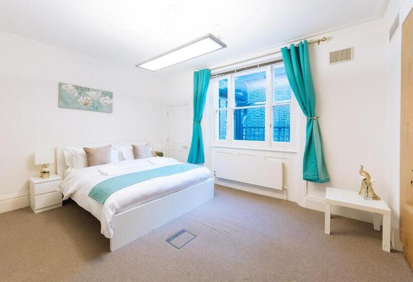 ホテル The Chapter Mayfair Residences