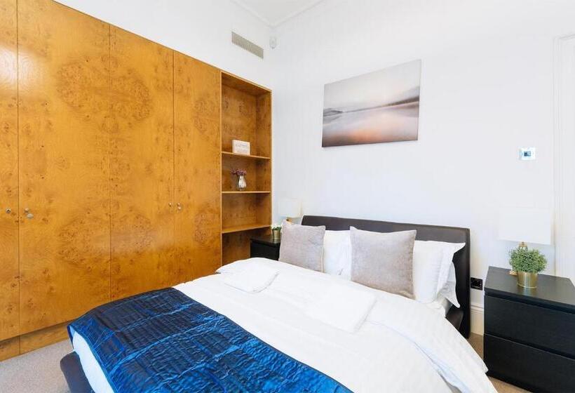 ホテル The Chapter Mayfair Residences