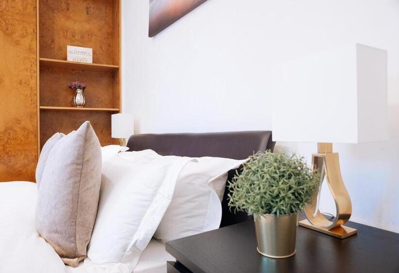 ホテル The Chapter Mayfair Residences