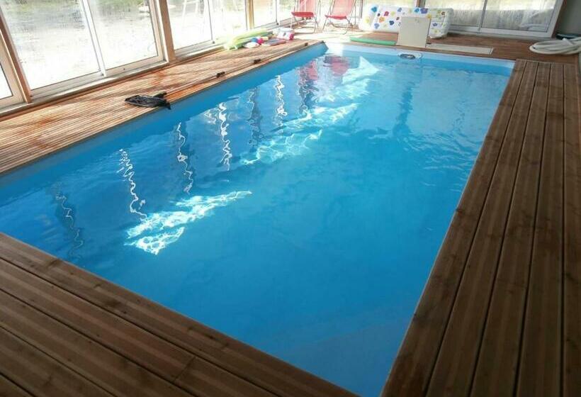 膳宿费 Cabane Familiale Tout Confort Avec Jardin, Animaux, Piscine Chauffée Et étangs à Saint Thomas De Cou