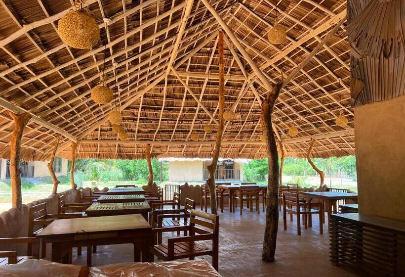 Отель Saffron Lake Yala