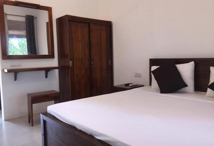 Отель Saffron Lake Yala