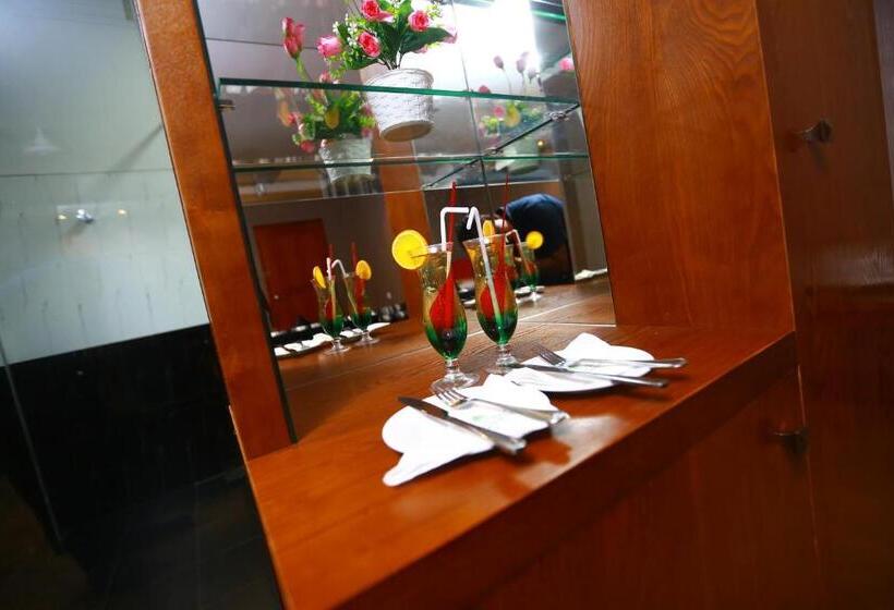 Отель Peradeniya Rest House