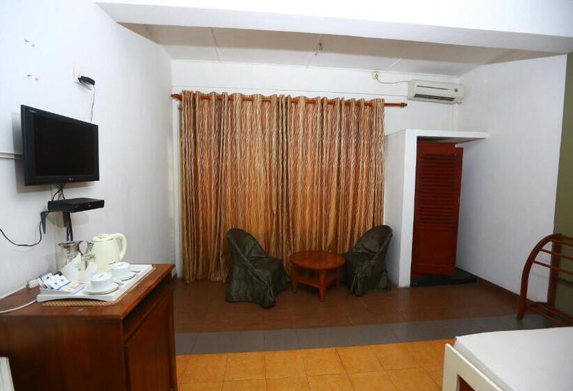 Отель Peradeniya Rest House