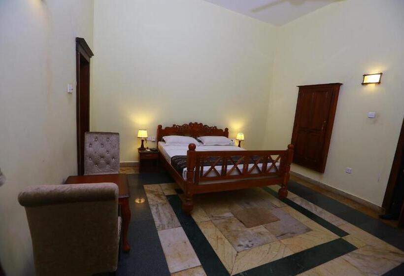 Отель Peradeniya Rest House