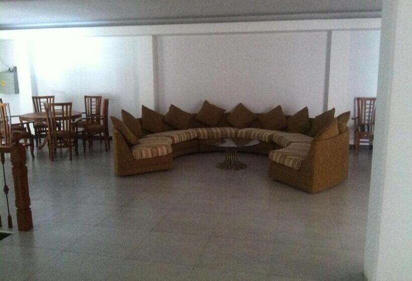 Отель Peradeniya Rest House