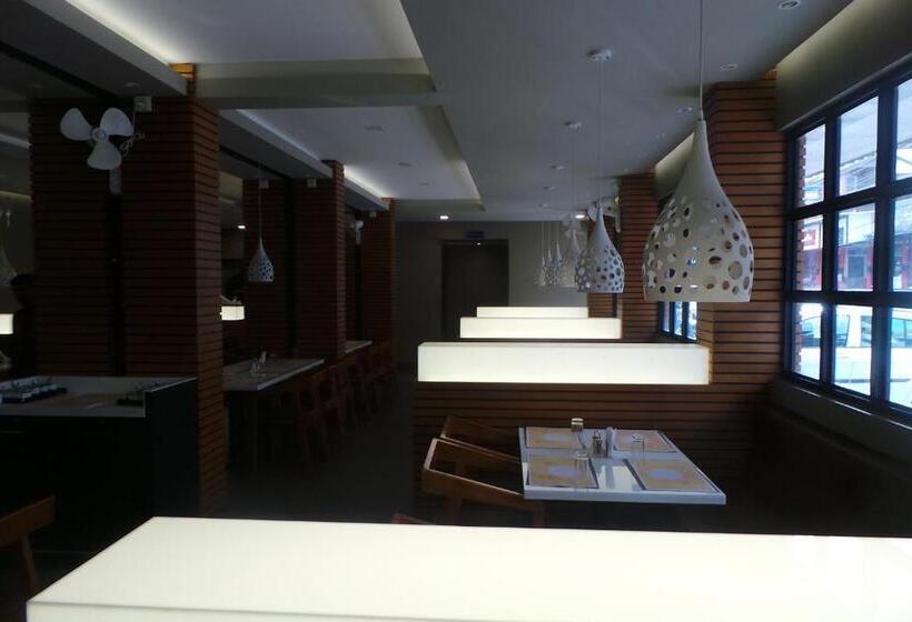 هتل Saas Residency