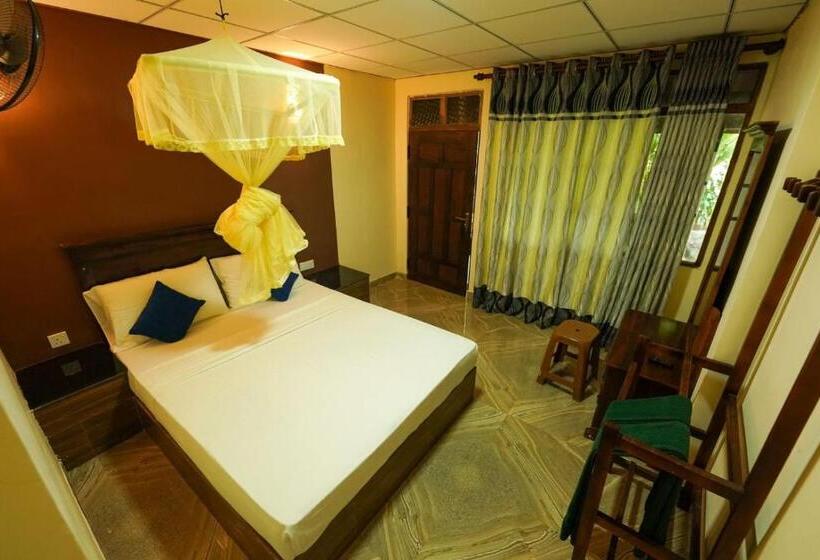 Pensão Sigiri Close Up View Guest