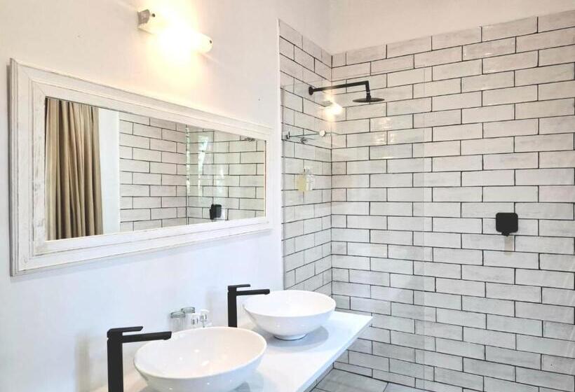 پانسیون Thorntree Country Lodge