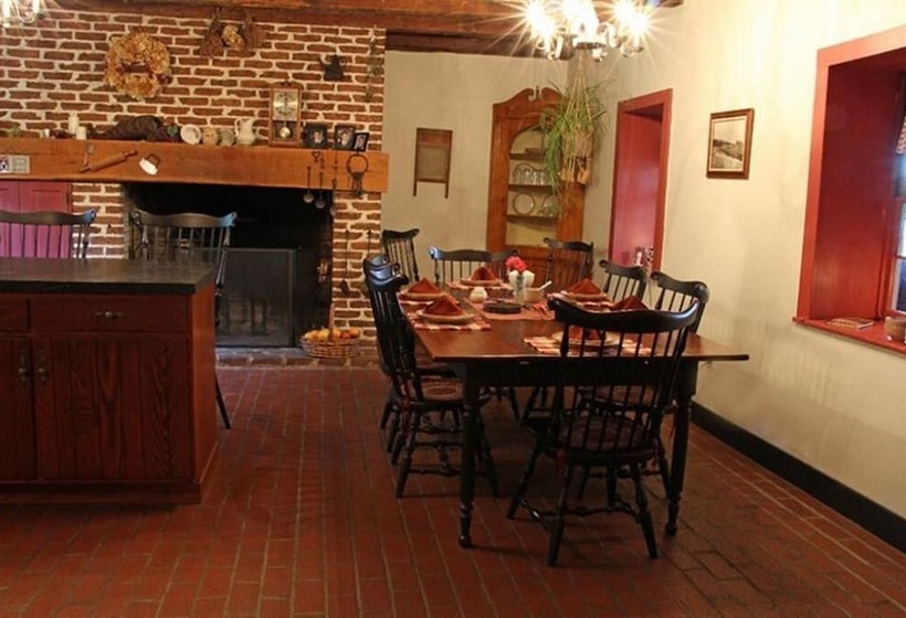 ベッドアンドブレックファースト Brownstone Colonial Inn