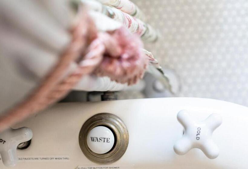 South Broadway Manor B&b   Near Fallingwater, Ohiopyle State Park, Hiking & Biking Trails Gap