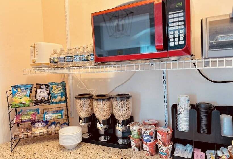 مبيت وإفطار Speedway Legacy Inn