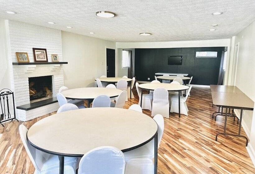 مبيت وإفطار Speedway Legacy Inn