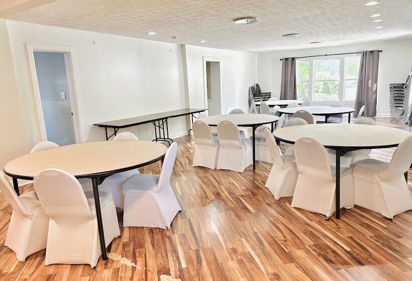 مبيت وإفطار Speedway Legacy Inn