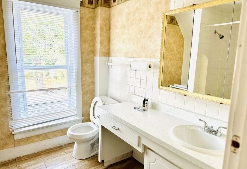 צימר Speedway Legacy Inn