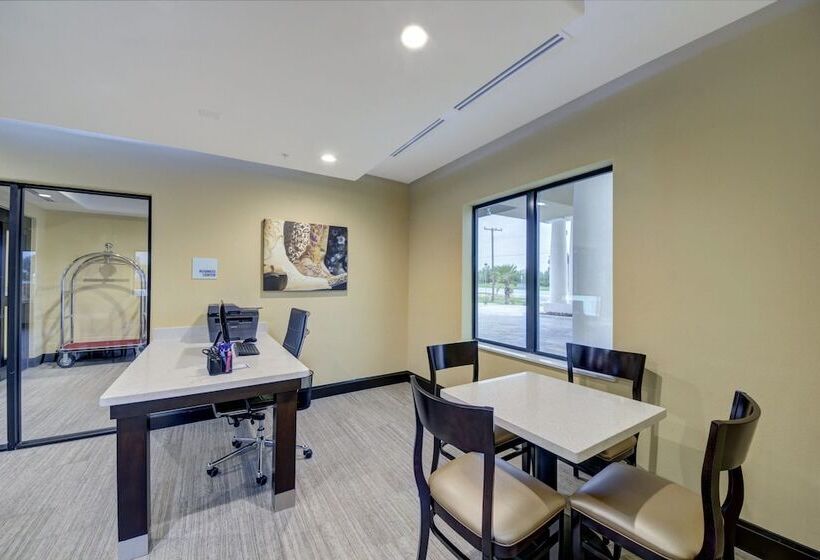 בית מלון כפרי Holiday Inn Express & Suites Carrizo Springs By Ihg