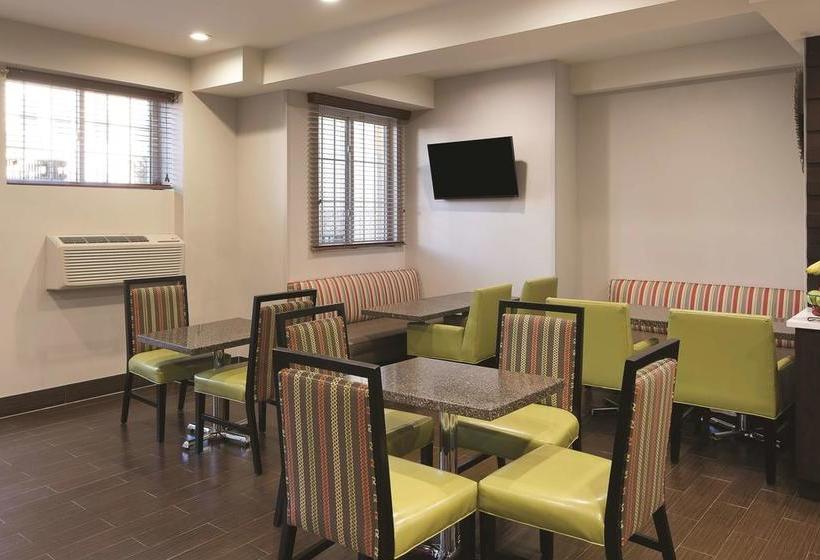 Отель La Quinta Inn & Suites Brooklyn East