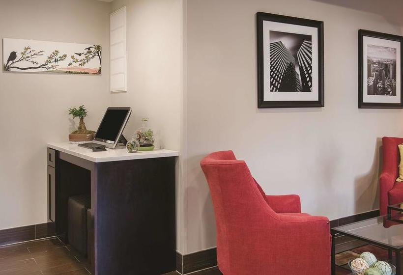 Отель La Quinta Inn & Suites Brooklyn East