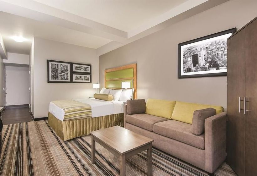 Отель La Quinta Inn & Suites Brooklyn East