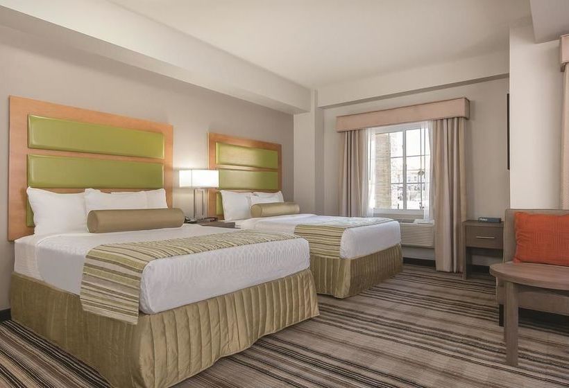 Отель La Quinta Inn & Suites Brooklyn East