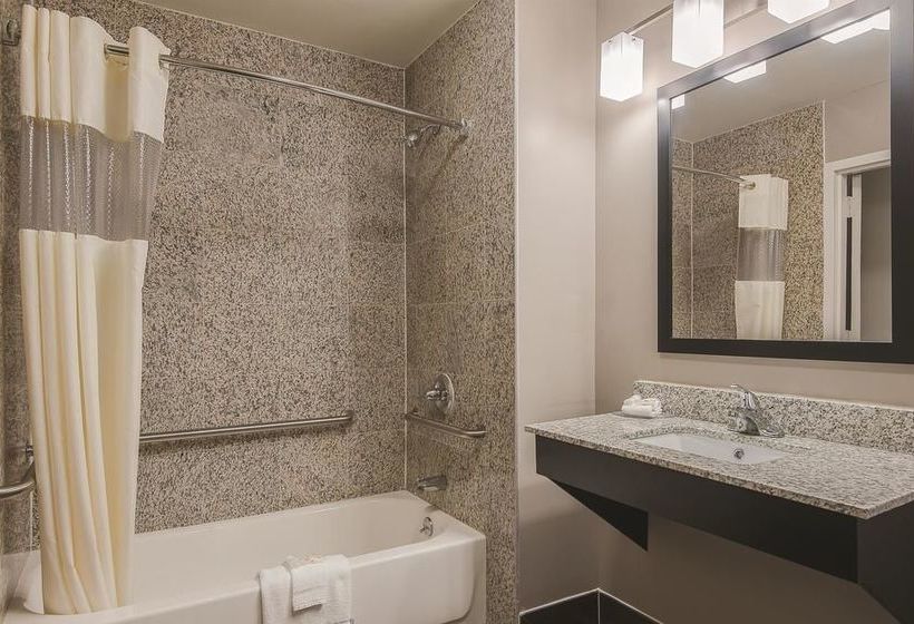 Отель La Quinta Inn & Suites Brooklyn East