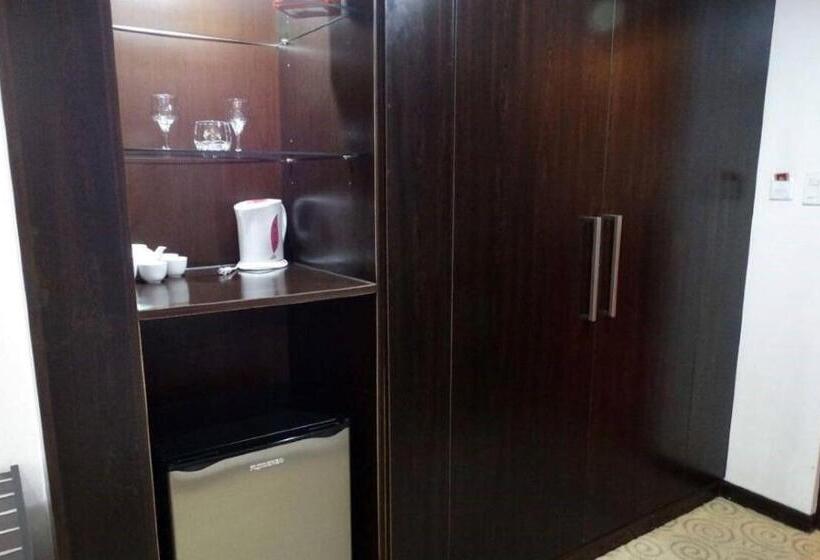 هتل Lido De Paris