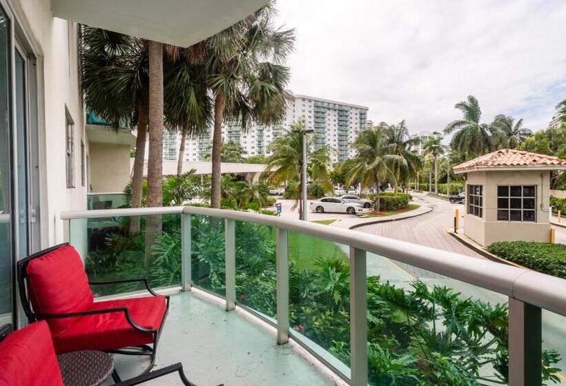 בית מלון כפרי Sunny Isles Ocean Reserve Condo Apartments