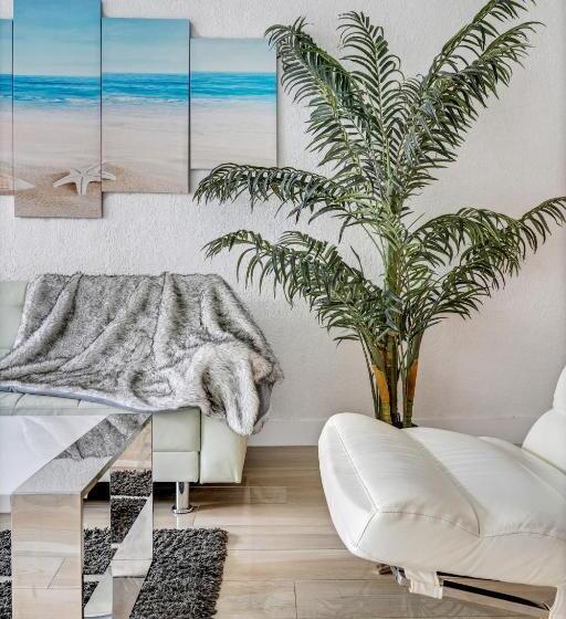 בית מלון כפרי Sunny Isles Ocean Reserve Condo Apartments