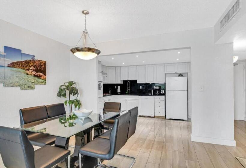 בית מלון כפרי Sunny Isles Ocean Reserve Condo Apartments