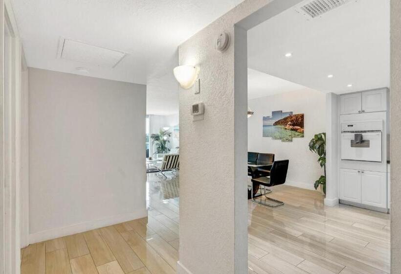 בית מלון כפרי Sunny Isles Ocean Reserve Condo Apartments