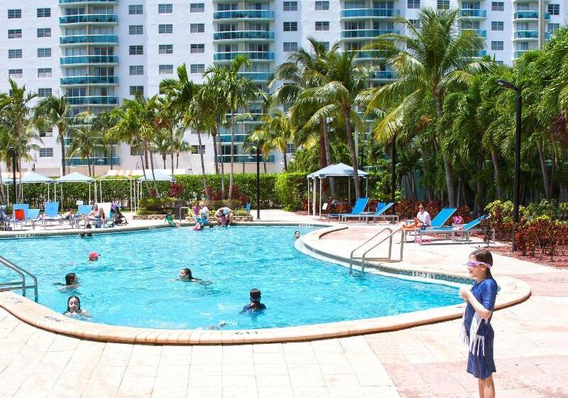 בית מלון כפרי Sunny Isles Ocean Reserve Condo Apartments