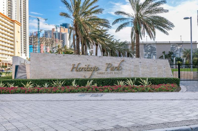 בית מלון כפרי Sunny Isles Ocean Reserve Condo Apartments