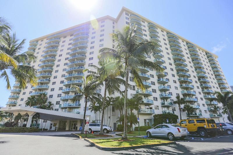 בית מלון כפרי Sunny Isles Ocean Reserve Condo Apartments
