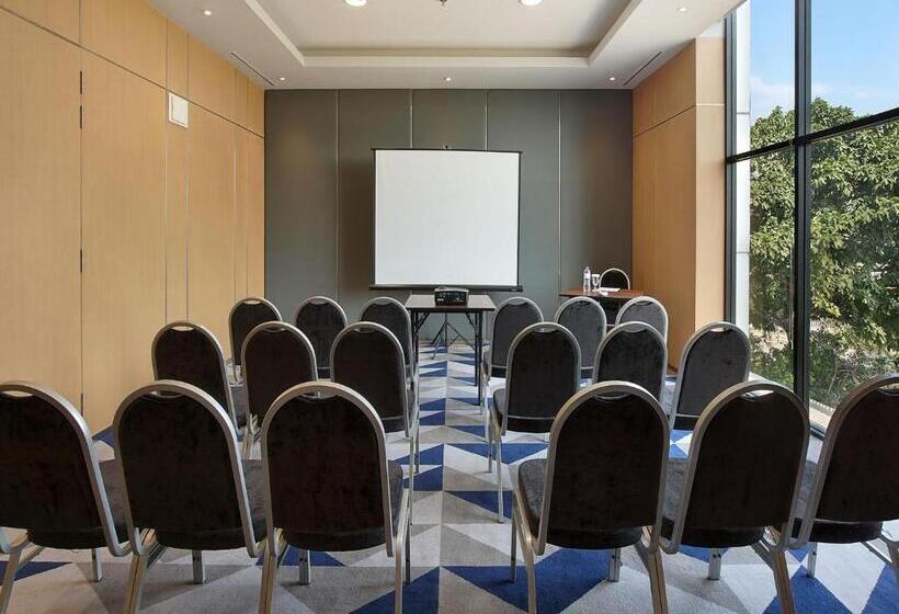 Отель Swissbelinn Simatupang