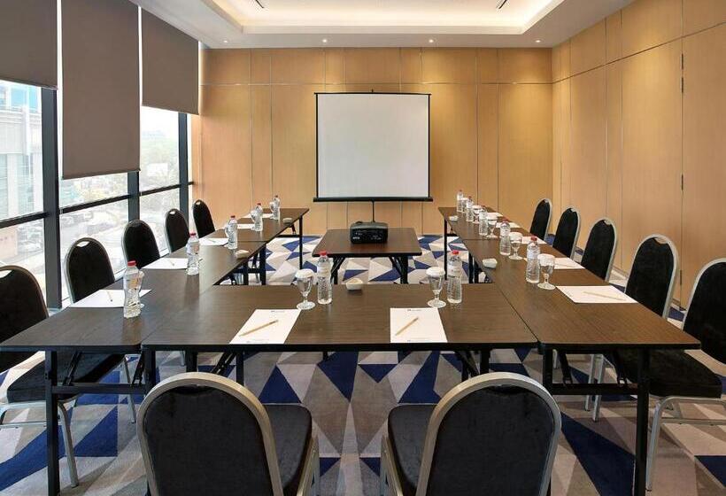 Отель Swissbelinn Simatupang