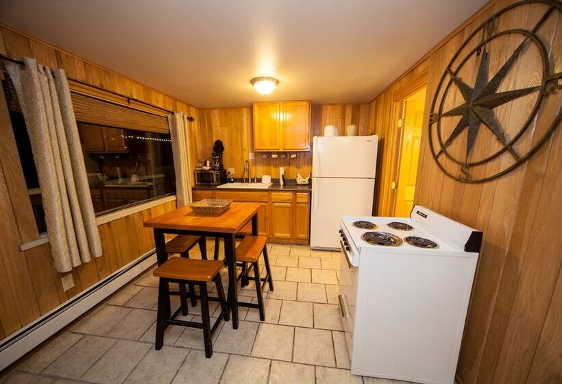 모텔 Log Cabin Lodge & Suites
