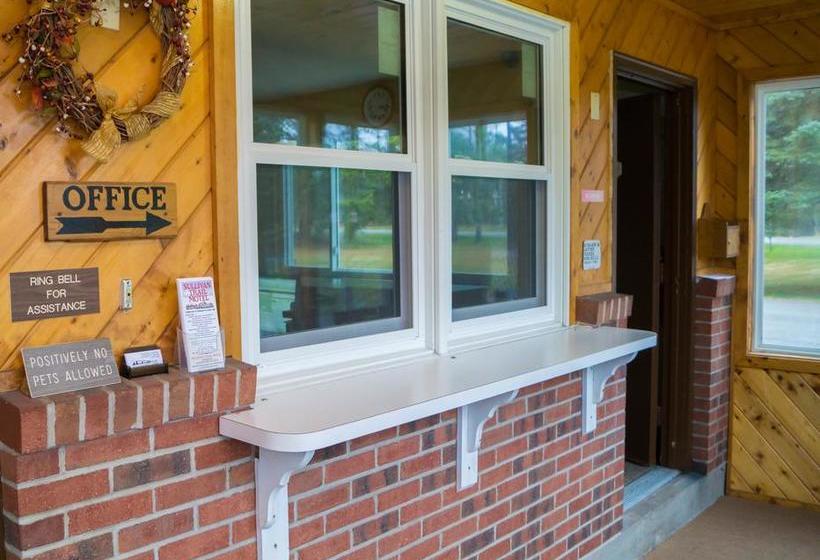 モーテル Sullivan Trail Inn & Suites