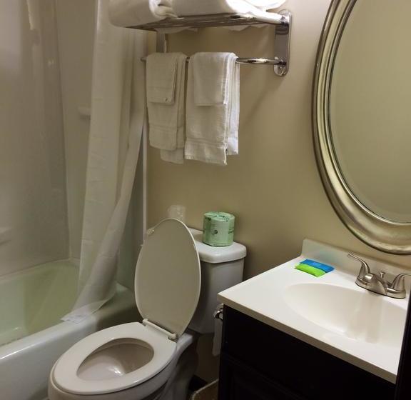 モーテル Sullivan Trail Inn & Suites