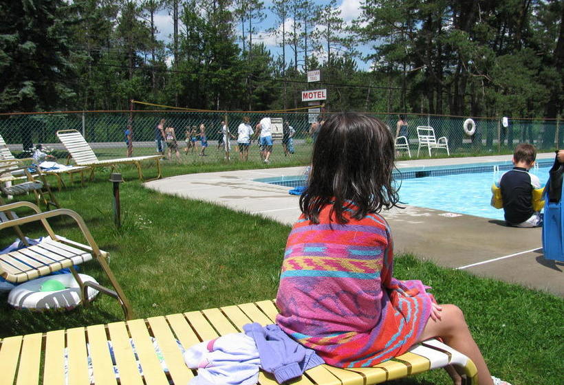 モーテル Sullivan Trail Inn & Suites