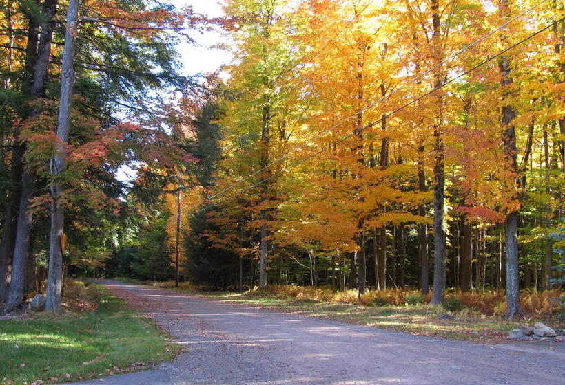 モーテル Sullivan Trail Inn & Suites