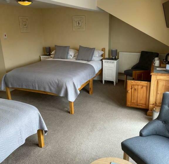 بنسيون The Courtyard Guest House