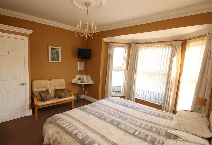 بنسيون The Courtyard Guest House