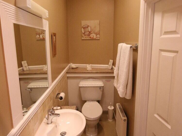 بنسيون The Courtyard Guest House